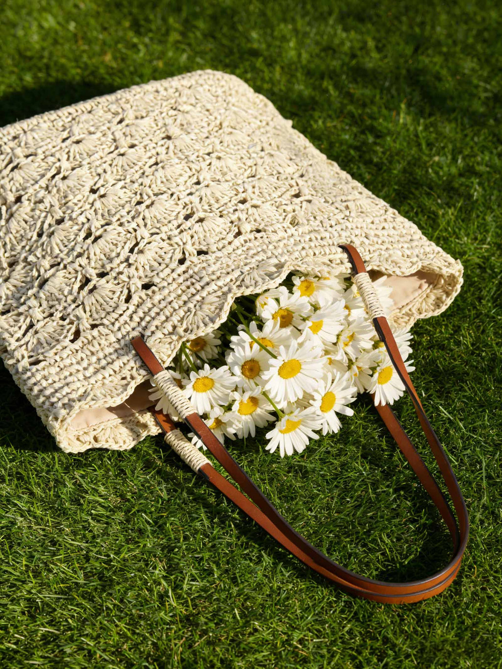 Crochet woven bag with scalloped edge