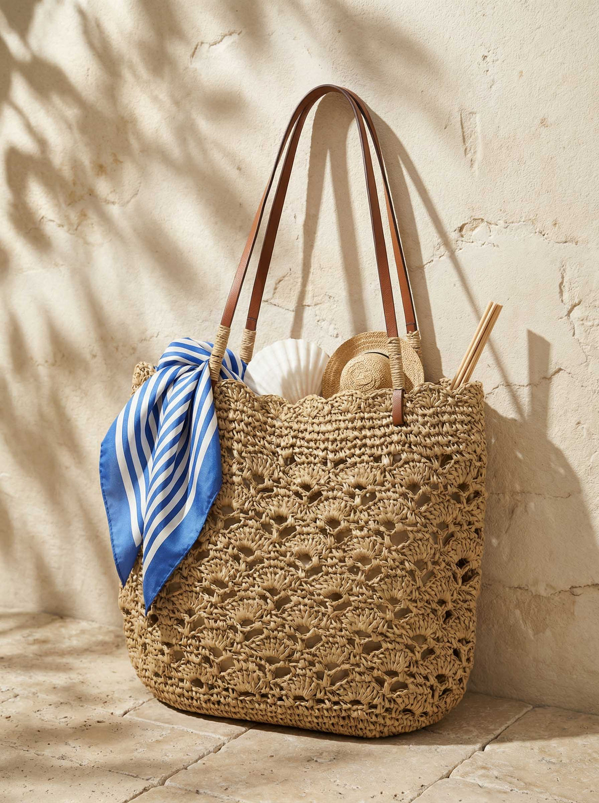 Crochet woven bag with scalloped edge