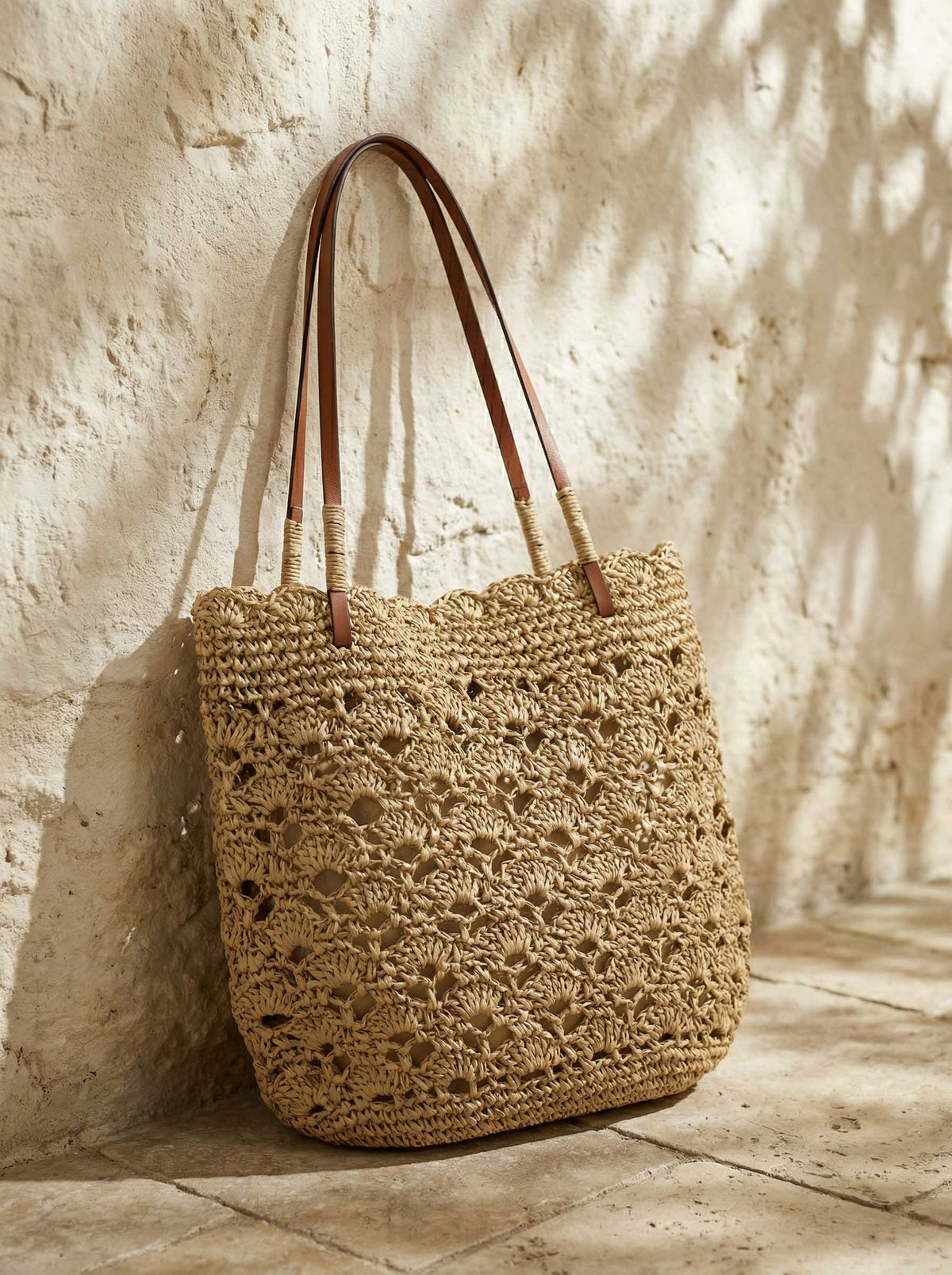 Crochet woven bag with scalloped edge