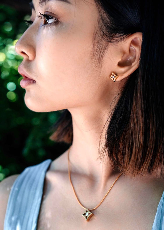 Stylish & Chic Gold Floro Pendant