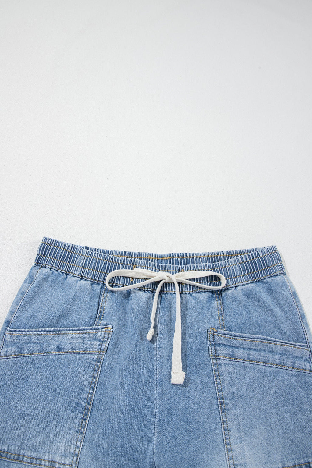 Wide-leg blue jeans with elastic drawstring waist and patch pockets
