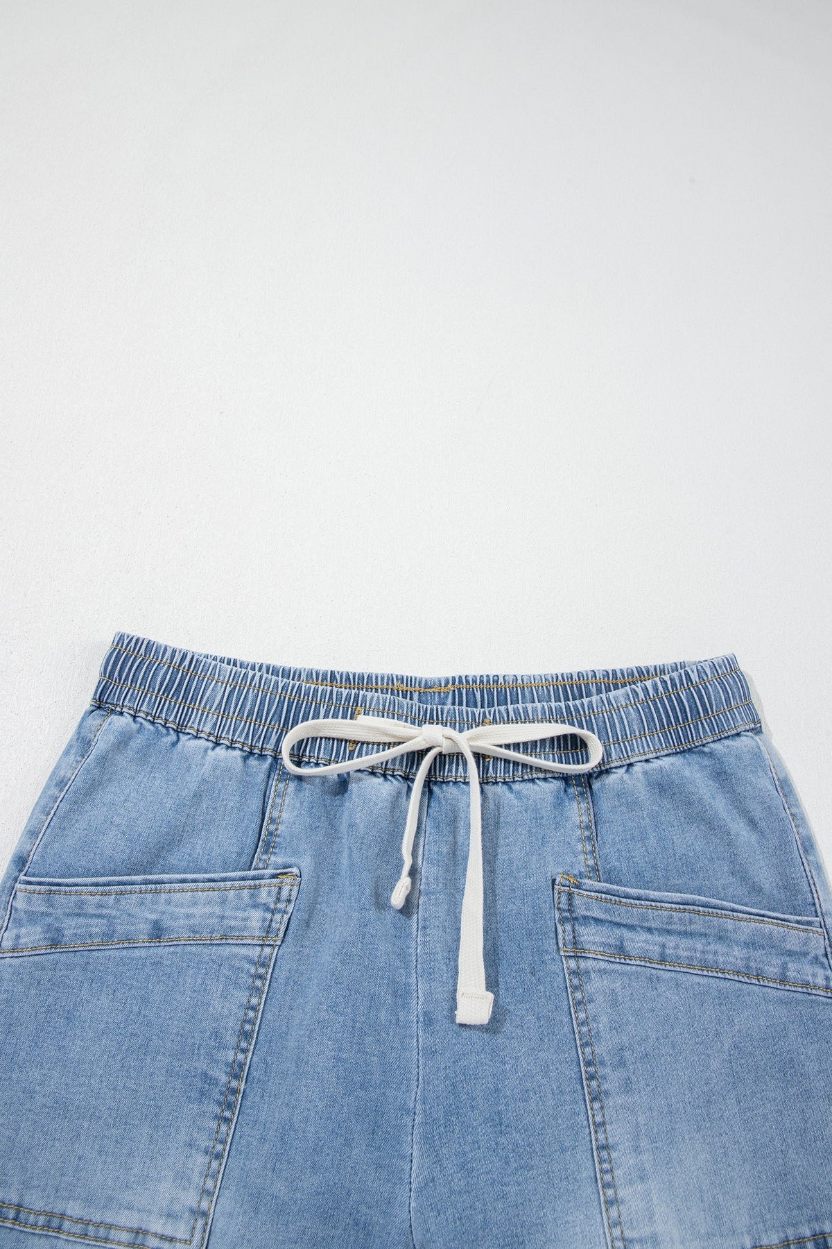 Wide-leg blue jeans with elastic drawstring waist and patch pockets