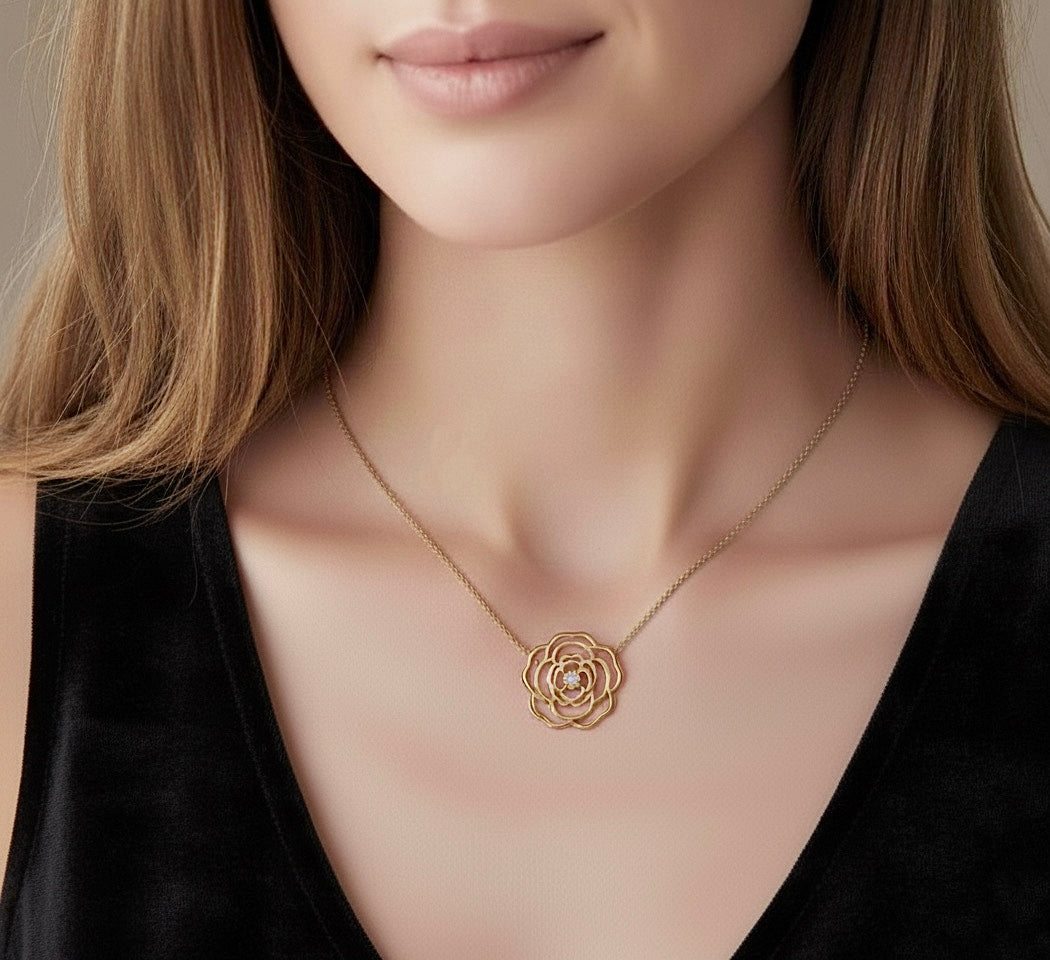 Rosé pendant necklace in gold