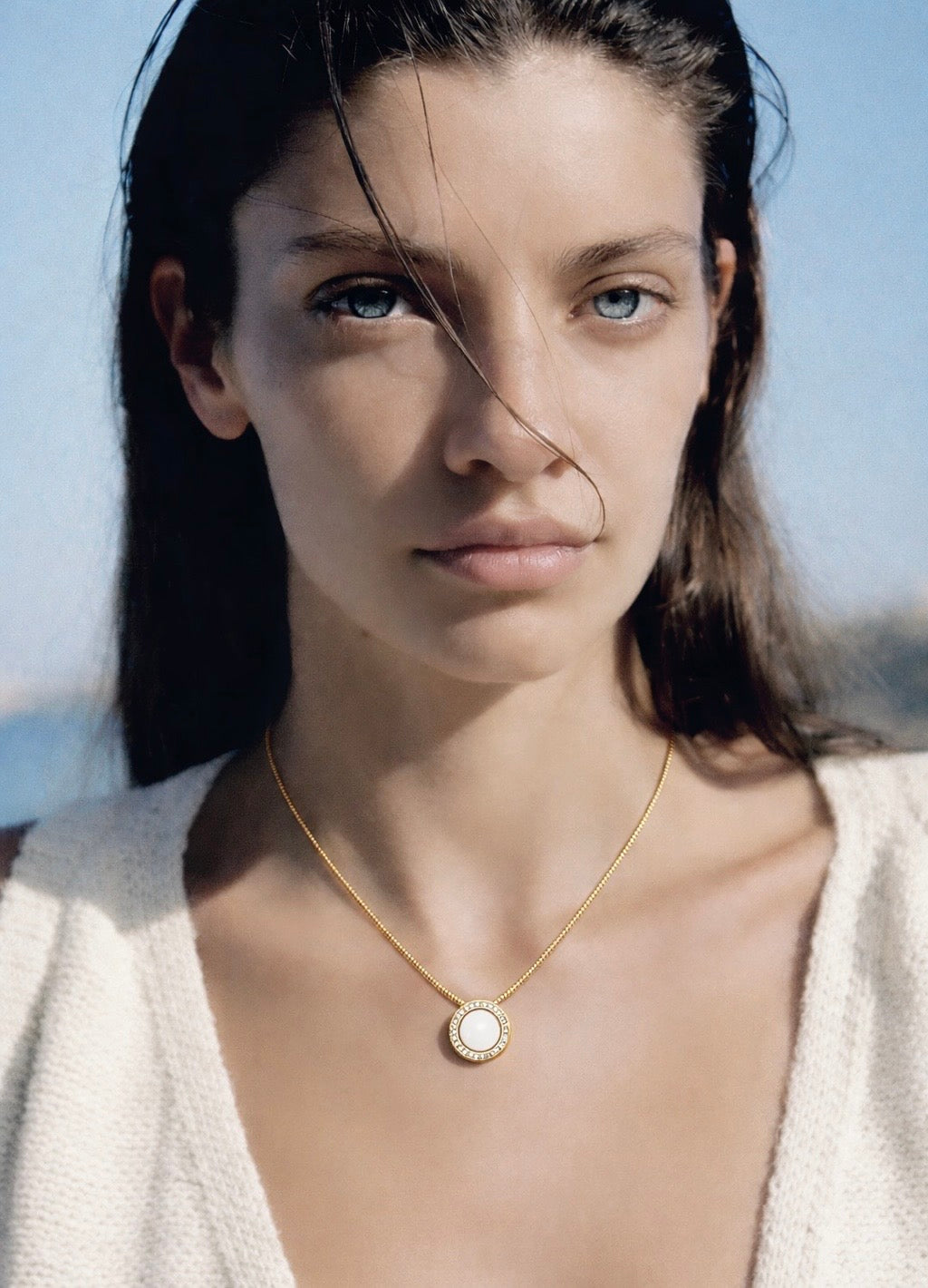 Halo white enamel pendant with 30 pavé stones